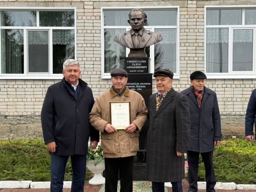 Яшел Үзән районы «Ленин» исемендәге колхозны җитәкләгән Тәлгать Әшрафҗан улы Гыйниятуллинга бюст ачу тантанасы