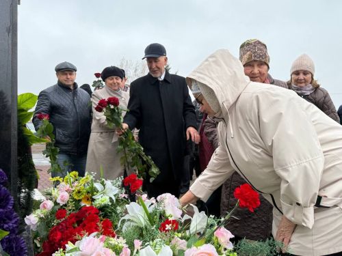 Яшел Үзән районы «Ленин» исемендәге колхозны җитәкләгән Тәлгать Әшрафҗан улы Гыйниятуллинга бюст ачу тантанасы