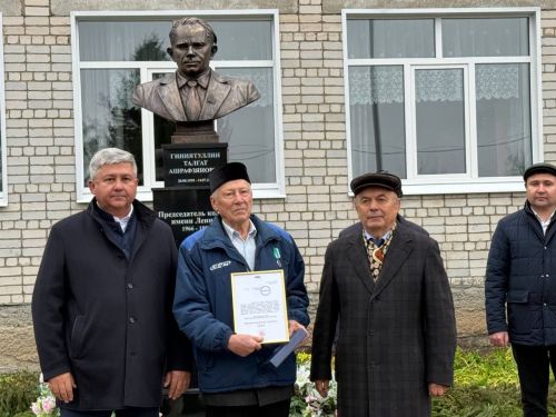 Яшел Үзән районы «Ленин» исемендәге колхозны җитәкләгән Тәлгать Әшрафҗан улы Гыйниятуллинга бюст ачу тантанасы