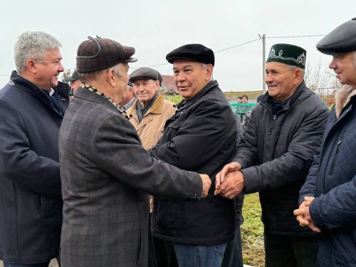 Яшел Үзән районы «Ленин» исемендәге колхозны җитәкләгән Тәлгать Әшрафҗан улы Гыйниятуллинга бюст ачу тантанасы