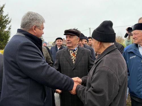 Яшел Үзән районы «Ленин» исемендәге колхозны җитәкләгән Тәлгать Әшрафҗан улы Гыйниятуллинга бюст ачу тантанасы