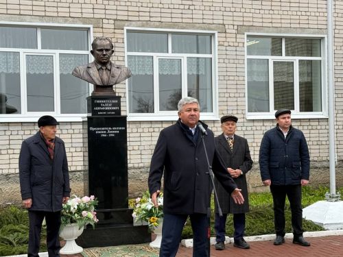 Яшел Үзән районы «Ленин» исемендәге колхозны җитәкләгән Тәлгать Әшрафҗан улы Гыйниятуллинга бюст ачу тантанасы