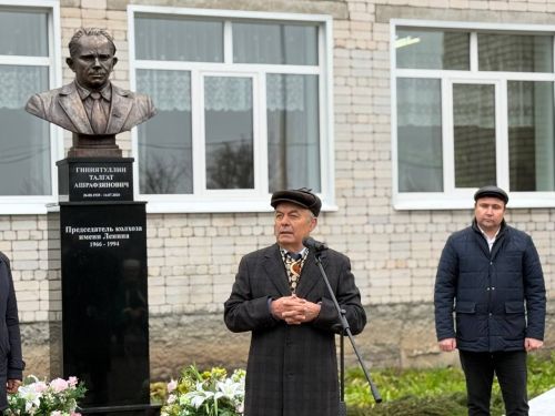 Яшел Үзән районы «Ленин» исемендәге колхозны җитәкләгән Тәлгать Әшрафҗан улы Гыйниятуллинга бюст ачу тантанасы