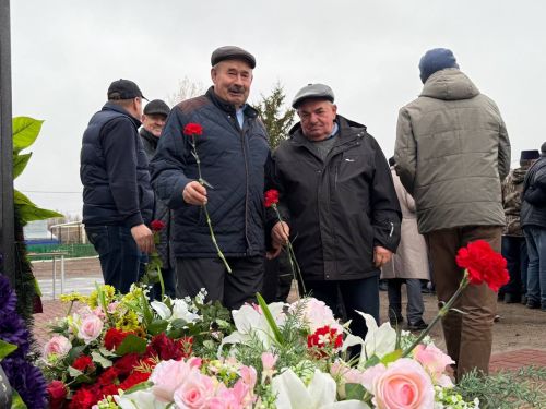 Яшел Үзән районы «Ленин» исемендәге колхозны җитәкләгән Тәлгать Әшрафҗан улы Гыйниятуллинга бюст ачу тантанасы