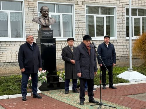 Яшел Үзән районы «Ленин» исемендәге колхозны җитәкләгән Тәлгать Әшрафҗан улы Гыйниятуллинга бюст ачу тантанасы