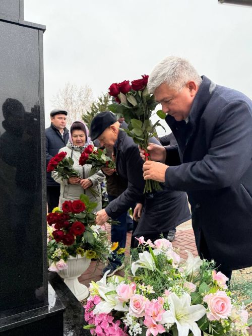 Яшел Үзән районы «Ленин» исемендәге колхозны җитәкләгән Тәлгать Әшрафҗан улы Гыйниятуллинга бюст ачу тантанасы