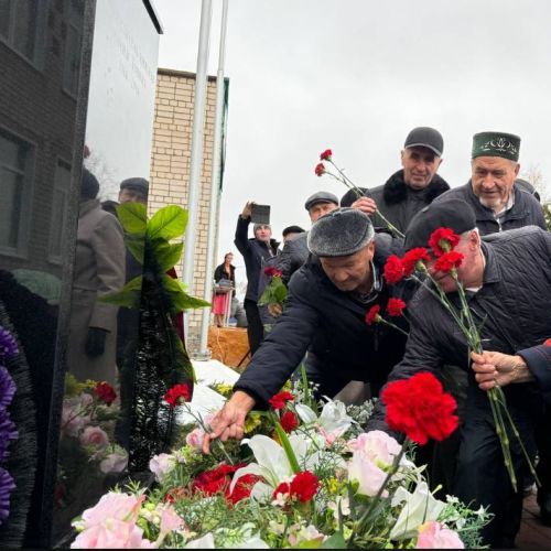 Яшел Үзән районы «Ленин» исемендәге колхозны җитәкләгән Тәлгать Әшрафҗан улы Гыйниятуллинга бюст ачу тантанасы
