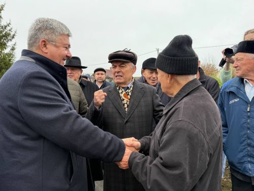 Яшел Үзән районы «Ленин» исемендәге колхозны җитәкләгән Тәлгать Әшрафҗан улы Гыйниятуллинга бюст ачу тантанасы