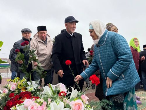 Яшел Үзән районы «Ленин» исемендәге колхозны җитәкләгән Тәлгать Әшрафҗан улы Гыйниятуллинга бюст ачу тантанасы