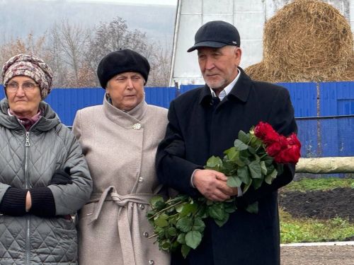 Яшел Үзән районы «Ленин» исемендәге колхозны җитәкләгән Тәлгать Әшрафҗан улы Гыйниятуллинга бюст ачу тантанасы