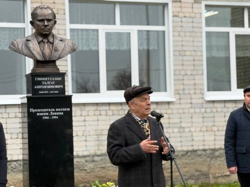Яшел Үзән районы «Ленин» исемендәге колхозны җитәкләгән Тәлгать Әшрафҗан улы Гыйниятуллинга бюст ачу тантанасы