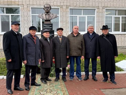 Яшел Үзән районы «Ленин» исемендәге колхозны җитәкләгән Тәлгать Әшрафҗан улы Гыйниятуллинга бюст ачу тантанасы