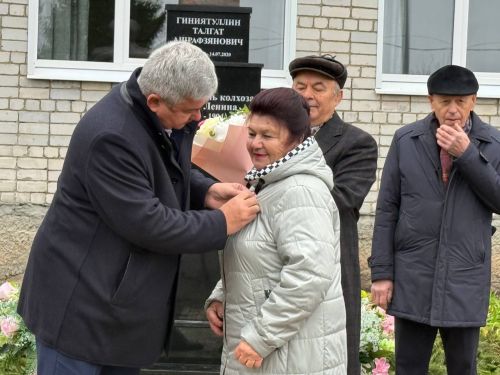 Яшел Үзән районы «Ленин» исемендәге колхозны җитәкләгән Тәлгать Әшрафҗан улы Гыйниятуллинга бюст ачу тантанасы
