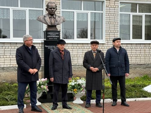 Яшел Үзән районы «Ленин» исемендәге колхозны җитәкләгән Тәлгать Әшрафҗан улы Гыйниятуллинга бюст ачу тантанасы