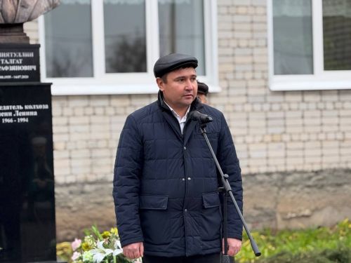 Яшел Үзән районы «Ленин» исемендәге колхозны җитәкләгән Тәлгать Әшрафҗан улы Гыйниятуллинга бюст ачу тантанасы