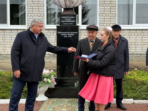 Яшел Үзән районы «Ленин» исемендәге колхозны җитәкләгән Тәлгать Әшрафҗан улы Гыйниятуллинга бюст ачу тантанасы