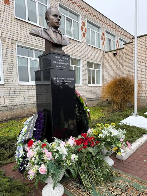 Яшел Үзән районы «Ленин» исемендәге колхозны җитәкләгән Тәлгать Әшрафҗан улы Гыйниятуллинга бюст ачу тантанасы
