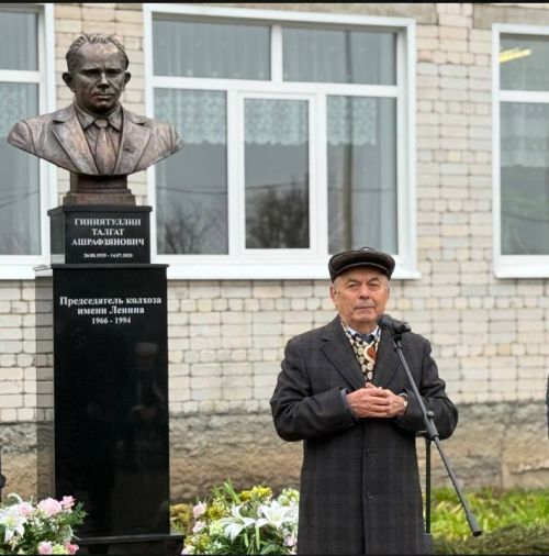 Яшел Үзән районы «Ленин» исемендәге колхозны җитәкләгән Тәлгать Әшрафҗан улы Гыйниятуллинга бюст ачу тантанасы