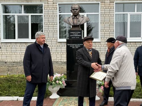 Яшел Үзән районы «Ленин» исемендәге колхозны җитәкләгән Тәлгать Әшрафҗан улы Гыйниятуллинга бюст ачу тантанасы