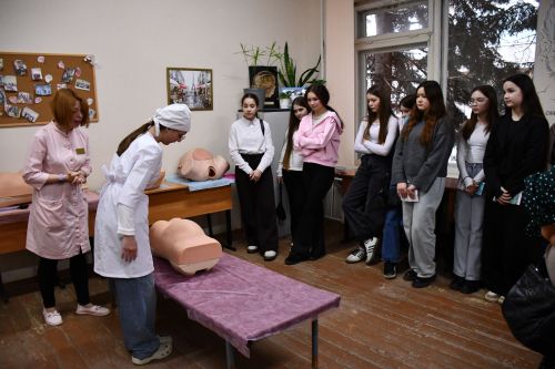 Медицина көллиятендә ачык ишекләр чарасы узды