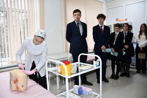 Медицина көллиятендә ачык ишекләр чарасы узды