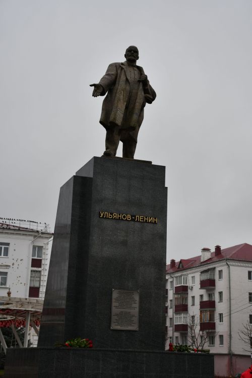Яшел Үзәндә Музыкаль театр янәшәсендәге мәйданда реставрациядән соң Ленин һәйкәленең ачылышы