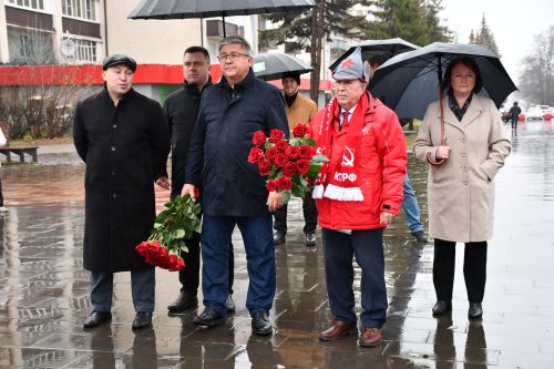 Яшел Үзәндә Музыкаль театр янәшәсендәге мәйданда реставрациядән соң Ленин һәйкәленең ачылышы