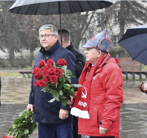 Яшел Үзәндә Музыкаль театр янәшәсендәге мәйданда реставрациядән соң Ленин һәйкәленең ачылышы