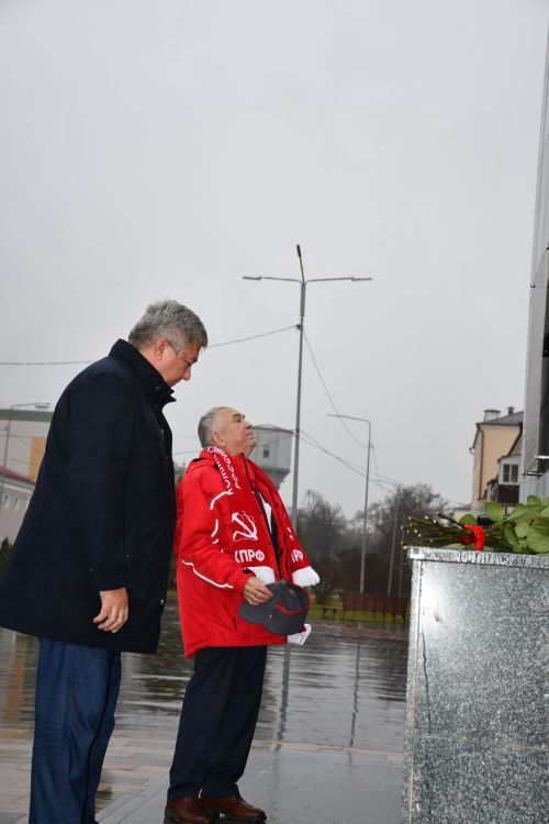 Яшел Үзәндә Музыкаль театр янәшәсендәге мәйданда реставрациядән соң Ленин һәйкәленең ачылышы