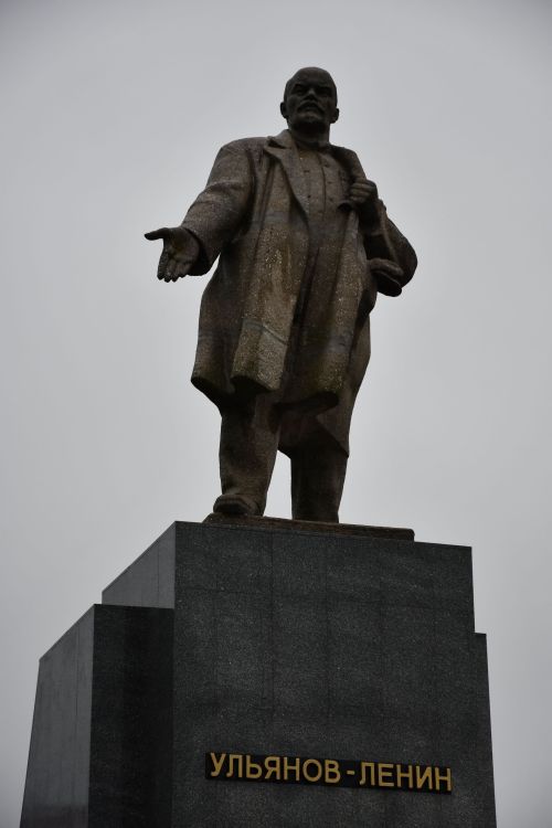 Яшел Үзәндә Музыкаль театр янәшәсендәге мәйданда реставрациядән соң Ленин һәйкәленең ачылышы