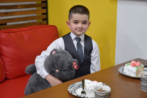 «Мой белый мишка» бәйгесендә җиңүчеләрне Зеленодольск муниципаль район башлыгы, Зеленодольск мэры Михаил Афанасьев бүләкли.