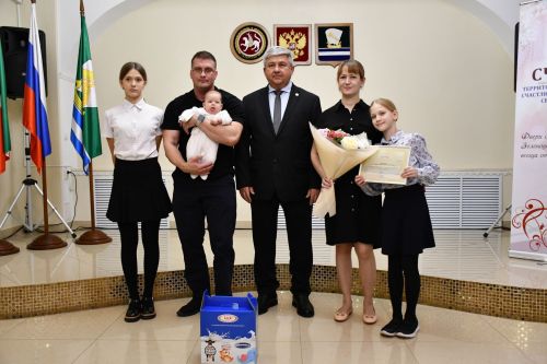 Яшел Үзәннең ЗАГС бүлегендә «Әниләр көне» уңаеннан күп балалы гаиләләрне котладылар.