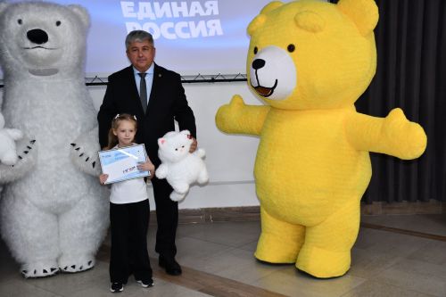 «Мой белый мишка» бәйгесендә җиңүчеләрне Зеленодольск муниципаль район башлыгы, Зеленодольск мэры Михаил Афанасьев бүләкли.