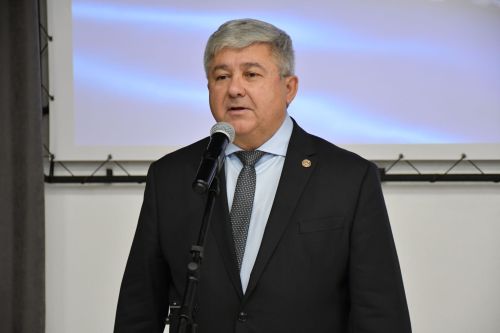 «Мой белый мишка» бәйгесендә җиңүчеләрне Зеленодольск муниципаль район башлыгы, Зеленодольск мэры Михаил Афанасьев бүләкли.