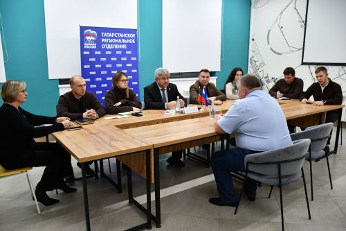 «Мой белый мишка» бәйгесендә җиңүчеләрне Зеленодольск муниципаль район башлыгы, Зеленодольск мэры Михаил Афанасьев бүләкли.