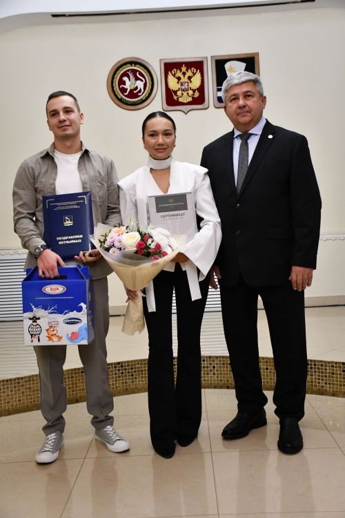 Яшел Үзәннең ЗАГС бүлегендә «Әниләр көне» уңаеннан күп балалы гаиләләрне котладылар.