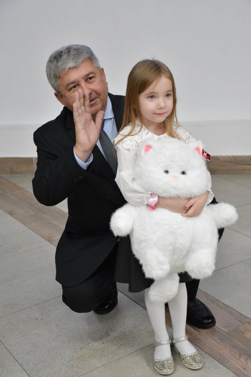 «Мой белый мишка» бәйгесендә җиңүчеләрне Зеленодольск муниципаль район башлыгы, Зеленодольск мэры Михаил Афанасьев бүләкли.