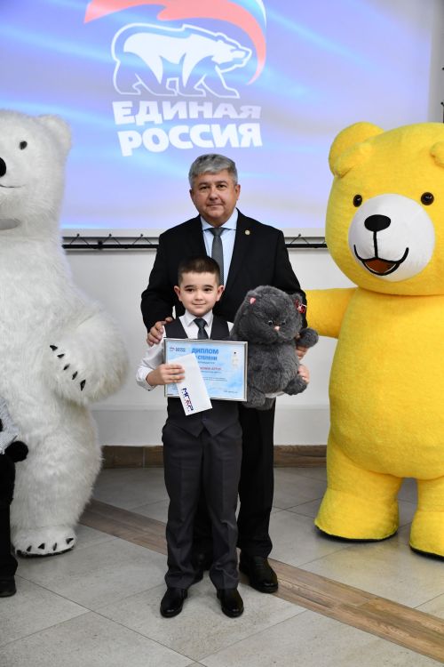 «Мой белый мишка» бәйгесендә җиңүчеләрне Зеленодольск муниципаль район башлыгы, Зеленодольск мэры Михаил Афанасьев бүләкли.