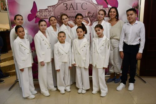 Яшел Үзәннең ЗАГС бүлегендә «Әниләр көне» уңаеннан күп балалы гаиләләрне котладылар.
