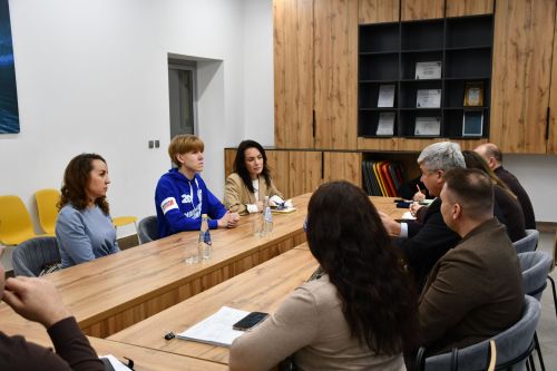 «Мой белый мишка» бәйгесендә җиңүчеләрне Зеленодольск муниципаль район башлыгы, Зеленодольск мэры Михаил Афанасьев бүләкли.