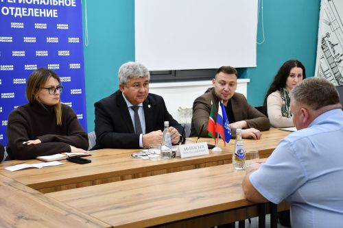 «Мой белый мишка» бәйгесендә җиңүчеләрне Зеленодольск муниципаль район башлыгы, Зеленодольск мэры Михаил Афанасьев бүләкли.