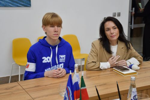 «Мой белый мишка» бәйгесендә җиңүчеләрне Зеленодольск муниципаль район башлыгы, Зеленодольск мэры Михаил Афанасьев бүләкли.