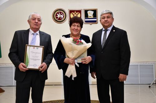 Яшел Үзәннең ЗАГС бүлегендә «Әниләр көне» уңаеннан күп балалы гаиләләрне котладылар.