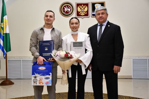 Яшел Үзәннең ЗАГС бүлегендә «Әниләр көне» уңаеннан күп балалы гаиләләрне котладылар.