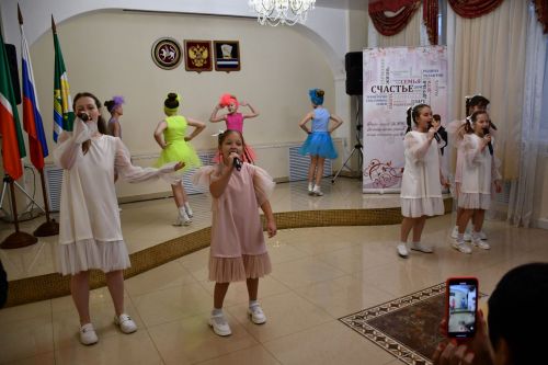Яшел Үзәннең ЗАГС бүлегендә «Әниләр көне» уңаеннан күп балалы гаиләләрне котладылар.