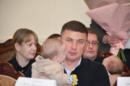 Яшел Үзәннең ЗАГС бүлегендә «Әниләр көне» уңаеннан күп балалы гаиләләрне котладылар.