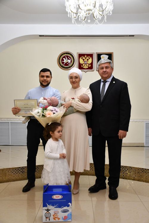 Яшел Үзәннең ЗАГС бүлегендә «Әниләр көне» уңаеннан күп балалы гаиләләрне котладылар.