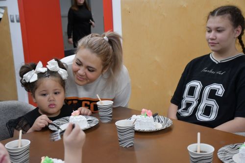 «Мой белый мишка» бәйгесендә җиңүчеләрне Зеленодольск муниципаль район башлыгы, Зеленодольск мэры Михаил Афанасьев бүләкли.