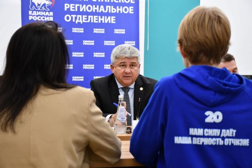 «Мой белый мишка» бәйгесендә җиңүчеләрне Зеленодольск муниципаль район башлыгы, Зеленодольск мэры Михаил Афанасьев бүләкли.