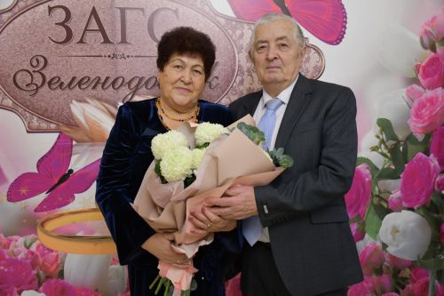 Яшел Үзәннең ЗАГС бүлегендә «Әниләр көне» уңаеннан күп балалы гаиләләрне котладылар.